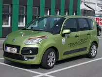 Citroen-Picasso ist anl�sslich des O�-Fu�ballDerby vor der Rieder KeineSorgenArena vorgefahren;100403