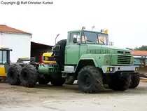 KrAZ 260 - Hersteller: Krementschuker Automobilwerk/ UdSSR - techn. Daten (Pritschenversion), Motor: JaMZ 238 L, wassergek�hlter 8-Zylinder-Viertakt-V-Dieselmotor, Verdichtung: 16,0:1, Bohrung x Hub: 130,0 x 140,0 mm, Hubraum: 14.860 cm�, Leistung bei U/min: 220,5 kW (300 PS) bei 2.100 U/min, max. Drehmoment: 1.070 Nm bei 1.500 U/min, Allradantrieb, 8+1-Gang-Schaltgetriebe + 2-Gang-Verteilergetriebe, pneumatische Zweikreis-Allradbremse; Bereifung: 1.300x530-533, Spurweite v/h: 2.160/ 2.160 mm, Radstand: 4.600 + 1.400 mm, L x B x H: 9.030 x 2.722 x 3.230 mm, Bodenfreiheit: 370 mm, Wendekreisdurchmesser: 27,0 m, Leergewicht: 12.830 kg, Nutzlast: 9.000 kg, Zul. Gesamtgewicht: 22.000 kg, Anh�ngemasse Stra�e/Gel�nde 30.000/ 10.000 kg, Watf�higkeit: 1.200 mm, Steigf�higkeit: 58 %, Kletterf�higkeit: 500 mm, �berschreitf�higkeit: 680 mm, Vmax. 80 km/h, Tankinhalt: 2 x 165 + 50 Liter, Normverbrauch: 55 Liter/ 100 km, Reichweite: 700 km - Besonderheiten: Metallpritsche mit Plane und Spriegel, Lichte Ma�e der Pritsche L x B x H: 5.000 x 2.520 x 1.025 (1.510) mm, 		  12,6 m� Ladefl�che, 12,6 m� Fassungsverm�gen, Personen- und Material-Transportfahrzeug, Zugmittel, Seilwinde mit 53 Meter Seil und 120 kN Zuglast, Reifendruckregelanlage - NVA - fotografiert am 11.07.2008 im Land Brandenburg - Copyright @ Ralf Christian Kunkel 
