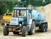 Fortschritt ZT 323 A - Allradtraktor aus dem VEB Traktorenwerk Sch�nebeck, DDR - hier mit einem G�lletankanh�nger HTS, der die Funktion der Wasserbereitstellung auf dem Bau aus�bt, im Hintergrund steht ein Nobas Universalbagger UB 631 - fotografiert am 11.07.2008 im Land Brandenburg - Copyright @ Ralf Christian Kunkel
