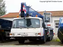 Autodrehkran AD 28 auf Tatra 815 PJ 6x6.1 - Hersteller: ČKD Mobiln� Jeř�by/ ČSSR - techn. Daten: Kranaufbau mit hydraulisch teleskopierbarer Kastenausleger, max. Tragf�higkeit 28 t, max. Hakenh�he ca. 32,5 m, max. Ausladung 31,2 m, Hauptantrieb Motor: T 3-928-32V8-Zylinder-Viertakt-Dieselmotor, Hubraum: 12.667 cm�, Leistung: 170 kW (231 PS) bei 2200 U/min, Allradantrieb, Radstand: 3.950 + 1.320 mm, L x B x H: 10.750 x 2.480 x 3.420 mm, Gesamtgewicht: 28.300 kg, Vmax. 76 km/h - fotografiert am 11.07.2008 im Land Brandenburg - Copyright @ Ralf Christian Kunkel 