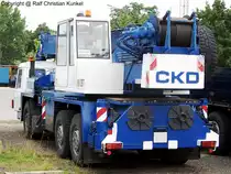 Autodrehkran AD 28 auf Tatra 815 PJ 6x6.1 - Hersteller: ČKD Mobiln� Jeř�by/ ČSSR - techn. Daten: Kranaufbau mit hydraulisch teleskopierbarer Kastenausleger, max. Tragf�higkeit 28 t, max. Hakenh�he ca. 32,5 m, max. Ausladung 31,2 m, Hauptantrieb Motor: T 3-928-32V8-Zylinder-Viertakt-Dieselmotor, Hubraum: 12.667 cm�, Leistung: 170 kW (231 PS) bei 2200 U/min, Allradantrieb, Radstand: 3.950 + 1.320 mm, L x B x H: 10.750 x 2.480 x 3.420 mm, Gesamtgewicht: 28.300 kg, Vmax. 76 km/h - fotografiert am 11.07.2008 im Land Brandenburg - Copyright @ Ralf Christian Kunkel
