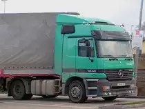 ACTROS1840 hat sich zur Nachtruhe den Kundenparkplatz eines Discounters in Ried i.I. ausgew�hlt;100326