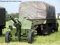 Haubitze M 30 (Schnittmodell) gezogen von einem Tatra 148 Pritschenfahrzeug - NVA - Haubitze befindet sich im Bestand des Vereins f�r Milit�rhistorische Rad- und Kettenfahrzeuge Torgau - fotografiert zum  Tag der Begegnung  am 31.05.2008 