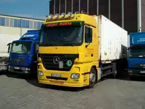 Im Berliner Westhafen bekommt man schnell seine Speicherkarte mit LKW-Motiven voll.So fotografierte ich am 03.April 2010 diesen Mercedes-LKW.