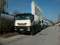 Eine endlose Schlange von Betonmischer stand am 03.April 2010 in Berlin Greifswalder Stra�e die von einem IVECO-Betonmischer anf�hrt wurde.