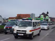 VW-T4 ist ein Teil einer Polizeiflotte,im Einsatz bzgl. des O�-Bundesligafu�ballderbys RIED�LASK;100403