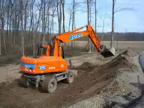 Mobilbagger Caterpillar M316C,
17t Eigengewicht und 140PS,
in voller Aktion beim Stra�enbau,
M�rz 2010