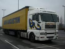 Ungarischer MAN-Sattelzug am Abend vom 27.Mrz 2010 auf einem Parkplatz in Bergen/Rgen.