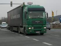 Dieser MAN-Sattelzug berquerte im flotten Tempo am 26.Mrz 2010 eine Kreuzung bei Bergen/Rgen.