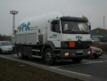 Mercedes-LKW mit Flssiggastank am 26.Mrz 2010 an einer Kreuzung bei Bergen/Rgen.