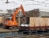 FIAT Hitachi EX 135 bei der Arbeit, Rotterdam Centraal Station, Niederlande am 24-02-2010.