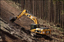 CATERPILLAR 325D LN bei der Arbeit. Vermutlich wird der Oberboden abgetragen. (07.04.2010)