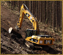 CATERPILLAR 325D LN bei der Arbeit. Vermutlich wird der Oberboden abgetragen. (07.04.2010)