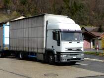 IVECO mit Planenaufbau abgestellt in Gampelen am 04.04.2010