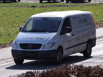 MB-VITO von Autohaus-SING ist ohne vorderes Kennzeichen unterwegs;100324