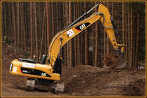 Das Wetter hat sich gendert... Nachdem der CATERPILLAR 325D LN getankt hat wird weiter gearbeitet...