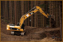 CATERPILLAR 325D LN schttet die Erde auf einen kleinen  Damm ....