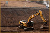 Schaufel wurde gewechselt. Mit dieser breiten Schaufel lassen sich die Bden besser profilieren. CATERPILLAR 325D LN.