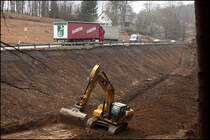 Bis zur Oberkannte der Fahrbahn sind noch einige Meter aufzuschtten....
