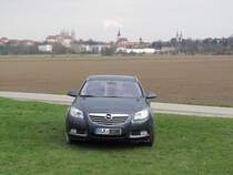 Opel Insignia Sports Tourer 2.0 CDTI vor der Kulisse des Naumburger Doms; 05.04.2010