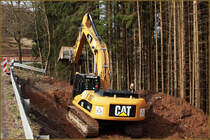 CATERPILLAR 325D LN verteilt den Erdboden auf andere Flchen....