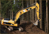 Das Sonnenlicht kommt raus, als der CATERPILLAR 325D LN eine vollen Lffel hat....