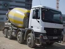 ACTROS4141 hat soeben die graue Baumasse bei der Krankenhausgrobaustelle in Ried i.I. abgeliefert;100709