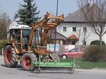 FENDT_F380GT reinigt mit der aufgebauten Brste die Straenzge im Bereich der Krankenhausbaustelle in Ried i.I.;100409