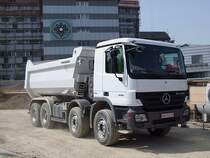 ACTROS4141 transportiert Aushubmaterial von der Krankenhaus-Grobaustelle in Ried i.I.;100709