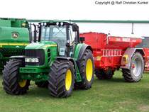 John Deere 7530 mit Dngerstreuer Rauch TWS 7000 - Traktor, Schlepper - fotografiert am 08.04.2010 im Land Brandenburg - Copyright @ Ralf Christian Kunkel 