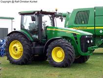 John Deere 8295 R - Traktor, Schlepper - fotografiert am 08.04.2010 im Land Brandenburg - Copyright @ Ralf Christian Kunkel 