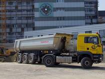 TGA18.440 wird bei der Krankenhausbaustelle in Ried i.I. Aushubmaterial abholen;100409