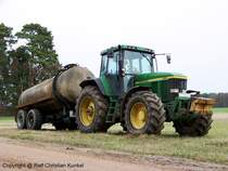 John Deere 7810 mit HTS Glletankanhnger - Traktor, Schlepper - fotografiert am 31.03.2010 im Land Brandenburg - Copyright @ Ralf Christian Kunkel
