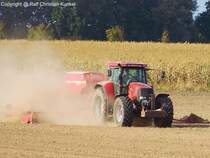 Case CVX 1195 mit Drillmaschine HORSCH Pronto 6 DC - techn. Daten des Horsch Pronto 6 DC: 40 Doppelscheibenschare mit Doppelstriegelantrieb, 3500 l Tank mit Aufsatz, Reifenpacker mit ausgesumten Reifen ber Fahrwerkbreite, Zweischeibenschare, Arbeitsbreite: 6,00 m - fotografiert am 31.03.2010 im Land Brandenburg - Copyright @ Ralf Christian Kunkel