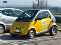 Gelber Smart mit Werbung in Ins am 24.03.2010