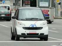 Weisser Smart mit Werbung unterwegs in der Stadt Lausanne am 27.03.2010