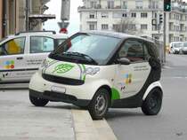 Schwarz-Weisser Smart in der Stadt Lausanne am 27.03.2010