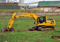 Komatsu PC 210 LC Raupenbagger auf einer Euskirchener Baustelle - 31.03.2010