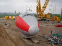 Der Kran im Hintergrund und ein Maschinen haus einer Windkraftanlage am 12.04.10 