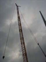 Die Kranspitze und die Spitze von einer Windkraftanlage (im Aufbau) am 12.04.10  