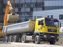 MAN_TGA18.440 wird mit Aushubmaterial beladen;100409