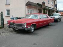 1966er Cadillac Fleetwood Series 75 Sedan hat sich nach 36100 Petersberg-Marbach verirrt, April 2010. Das Auto war im Jahr 1966 ohne Features ab $ 10.312,00 zu haben.
