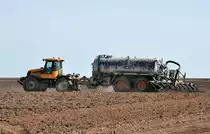 JCB Fastrac 3190 mit  Agrar-Parf�m-Zerst�uber  in Euskirchen-Stotzheim - 25.03.2010