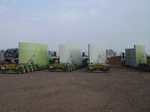 Einmal Schwertransporter der besonderen Art. Ungefhr 10 Transporter standen mitten dort auf den Feld bei Schneck.   