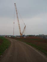 Ein Raupenkran am 13.04.10 bei Schneck auf einer Windkraftanlagenbaustelle. 