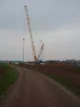 Ein Raupenkran am 13.04.10 bei Sch�neck auf einer Windkraftanlagenbaustelle. 