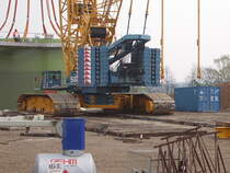 Ein Terex Raupenkran am 13.04.10 bei Schneck auf einer Baustelle. 