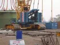 Ein Terex Raupenkran am 13.04.10 bei Sch�neck auf einer Baustelle. 