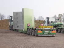 Schwertransporter fr eine Windkraftanlage bei Schneck. 