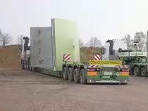 Schwertransporter f�r eine Windkraftanlage bei Sch�neck. 